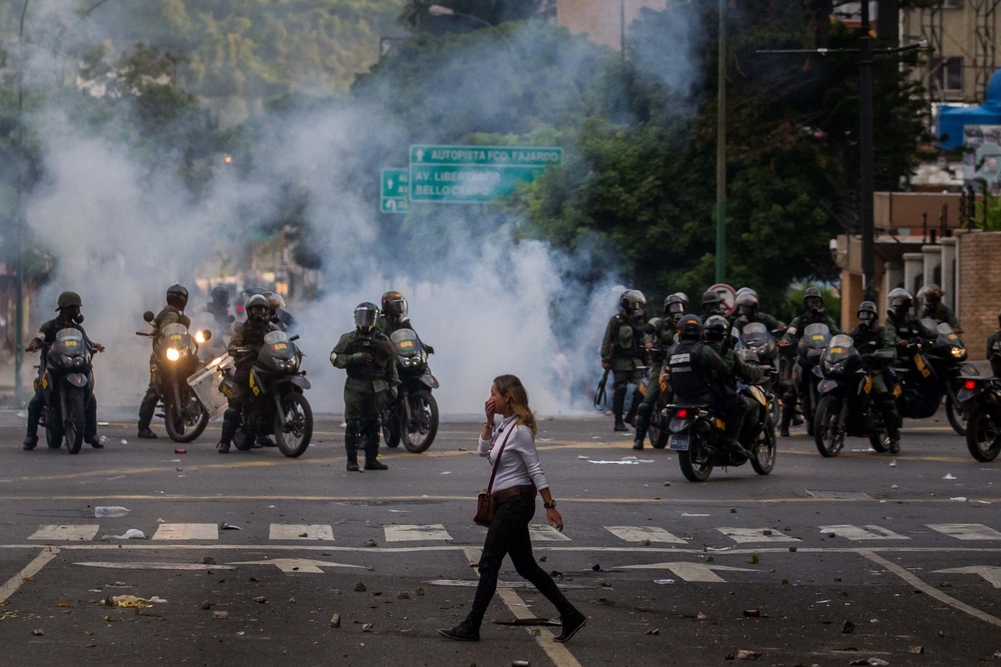 epa05929871 Members of the Bolivarian National Guard (GNB) block the passage to a demonstration against the government of President Nicolas Maduro in Caracas, Venezuela, 26 April 2017. Venezuela's security forces again dispersed some of the opposition marches in Caracas, which were intended to reach the main headquarters of the Ombudsman's Office in the center of the capital.  EPA/MIGUEL GUTIERREZ VENEZUELA CRISIS