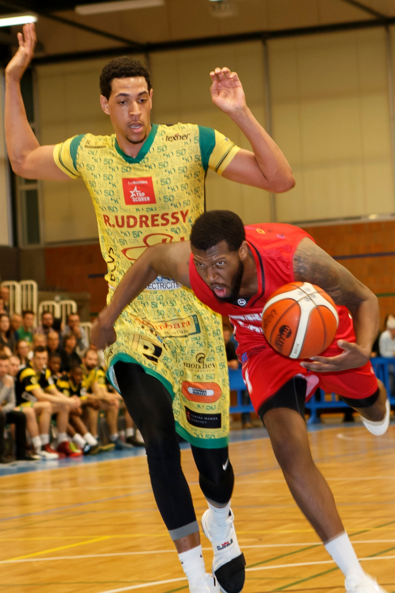Lausanne's Anton Wilson, right, drives to the basket past Monthey's Jordan Heath, left, during the first leg of the playoffs quarter final game of National League A of Swiss basketball Championship between BBC Monthey and BBC Lausanne, at the sports hall salle du Reposieux in Monthey, Switzerland, Friday, April 28, 2017. (KEYSTONE/Salvatore Di Nolfi) SWITZERLAND BASKETBALL PLAYOFF MONTHEY LAUSANNE