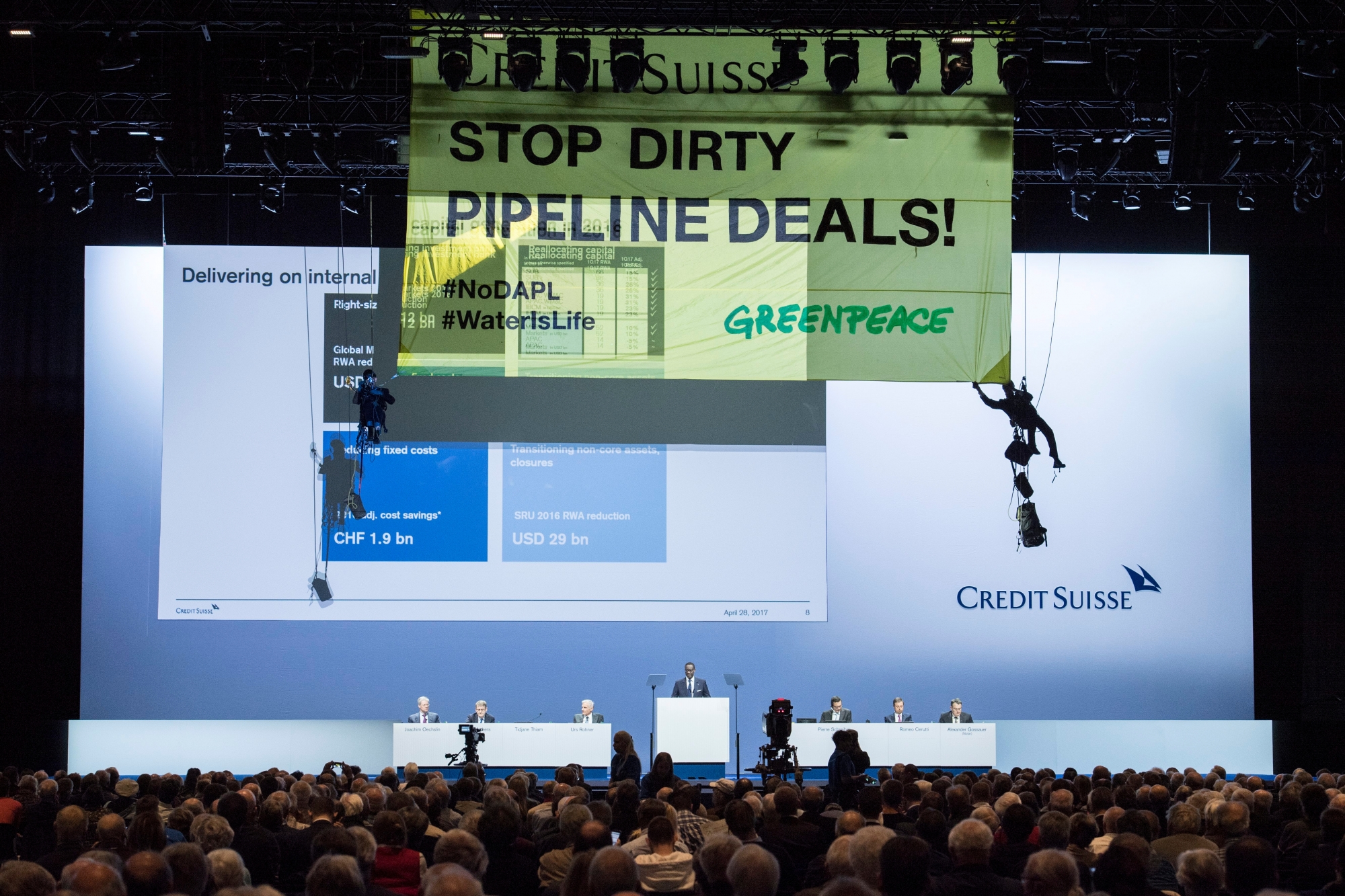 CAPTION CORRECTION - ADDS PHOTOGRAPHER NAME: Greenpeace activists protest during the Credit Suisse (CS) general assembly against pipline deals, at the Hallenstadion in Zurich, Switzerland, on Friday, April 28, 2017. (KEYSTONE/Ennio Leanza) SWITZERLAND GENERAL MEETING CREDIT SUISSE