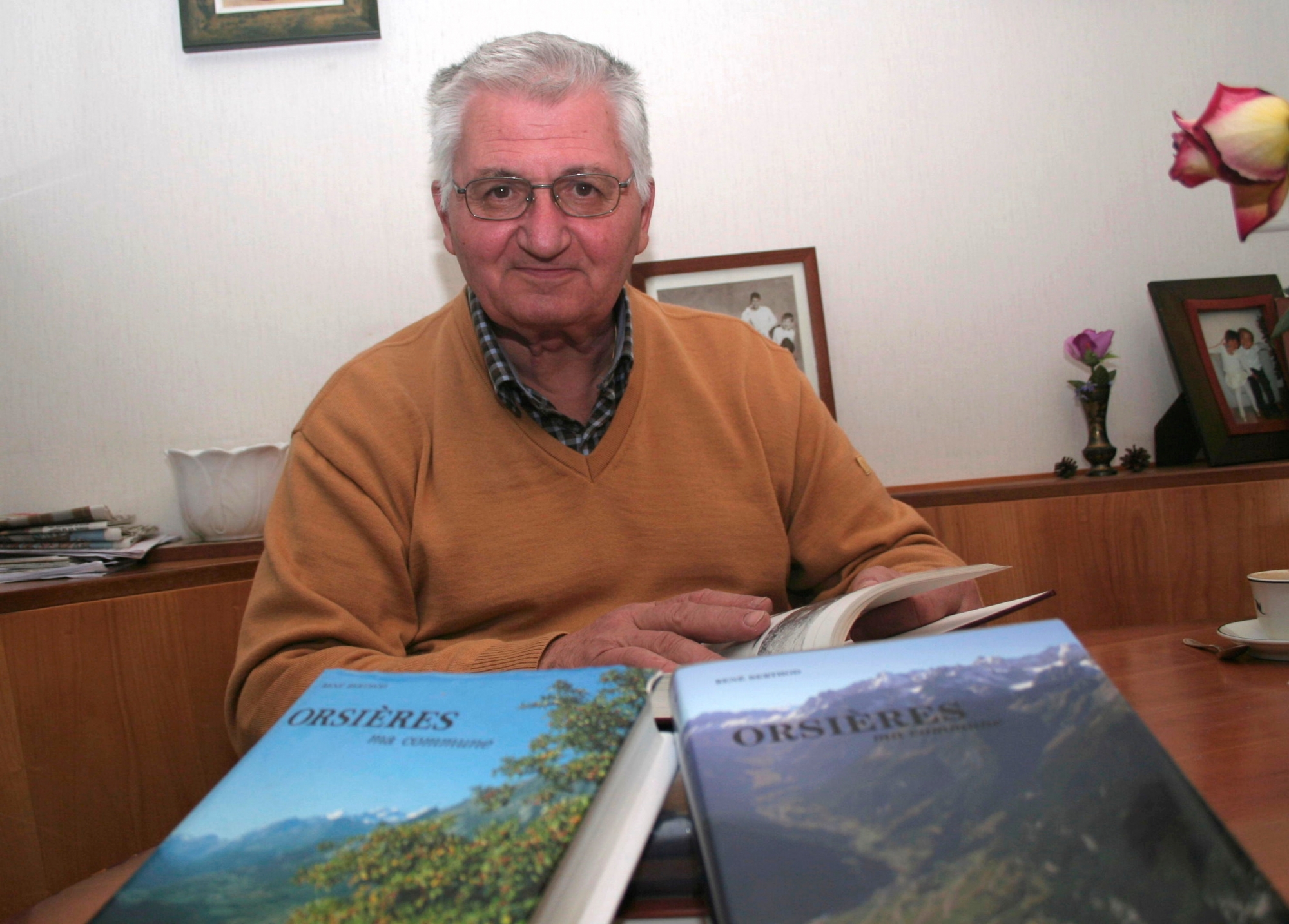 25 ans après la parution du livre 'Orsières, ma commune' (à gauche), René Berthod a repris la plume pour publier une nouvelle édition revue et augmentée (à droite). Le Nouvelliste