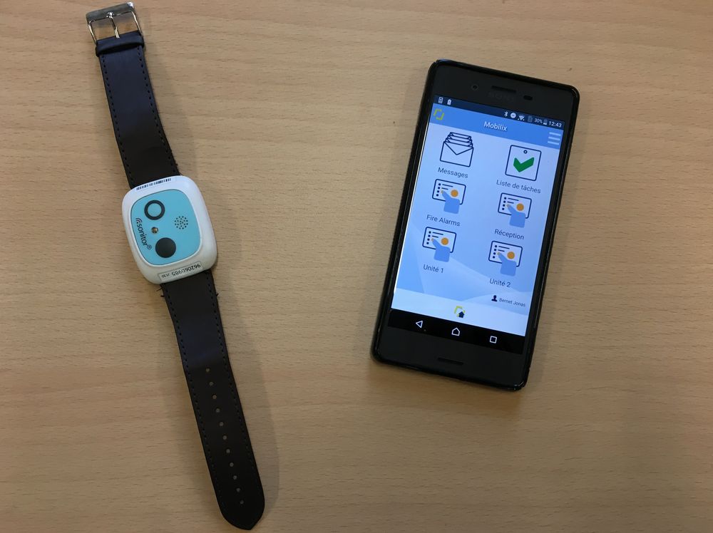 La solution de géolocalisation utilisé à l'EMS de Gravelone fonctionne avec une montre-bracelet, portée par le résident, et un smartphone, qui équipe le personnel soignant. 