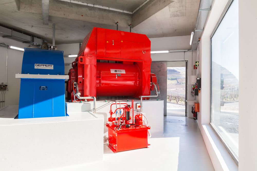 Une nouvelle usine, avec sa turbine (en bleu) et son alternateur (en rouge), a été érigée à Verdan, à proximité de la Belle usine de Fully.