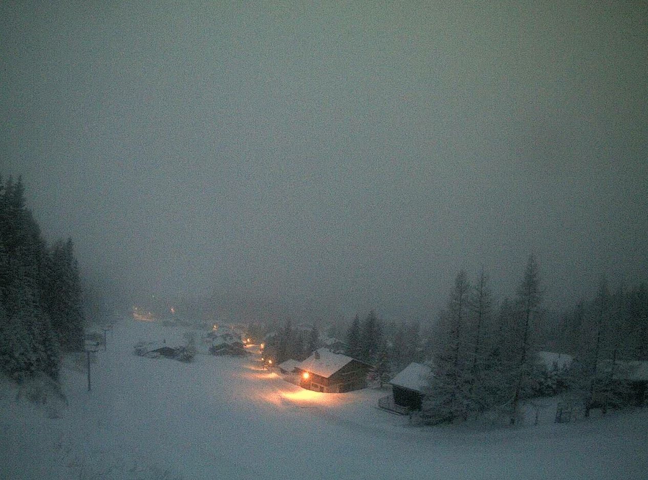 Après le Jura ce jeudi matin, la neige a fait un retour marqué dans les Alpes dans la nuit de jeudi à vendredi.