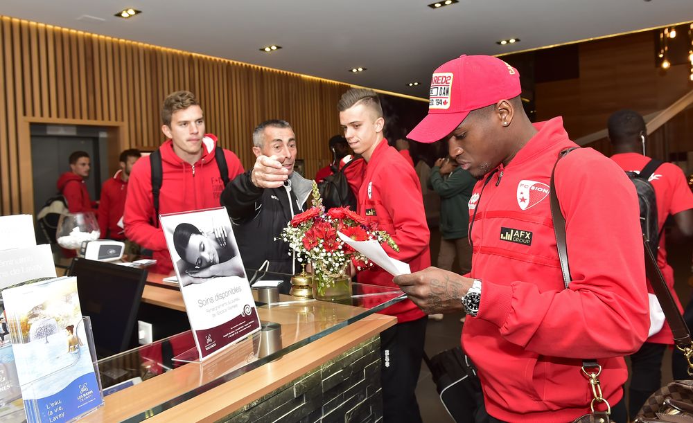 Les joueurs du FC Sion prennent possession de leurs chambres au Grand Hôtel des Bains de Lavey pour un camp d'entraînement raccourci. 