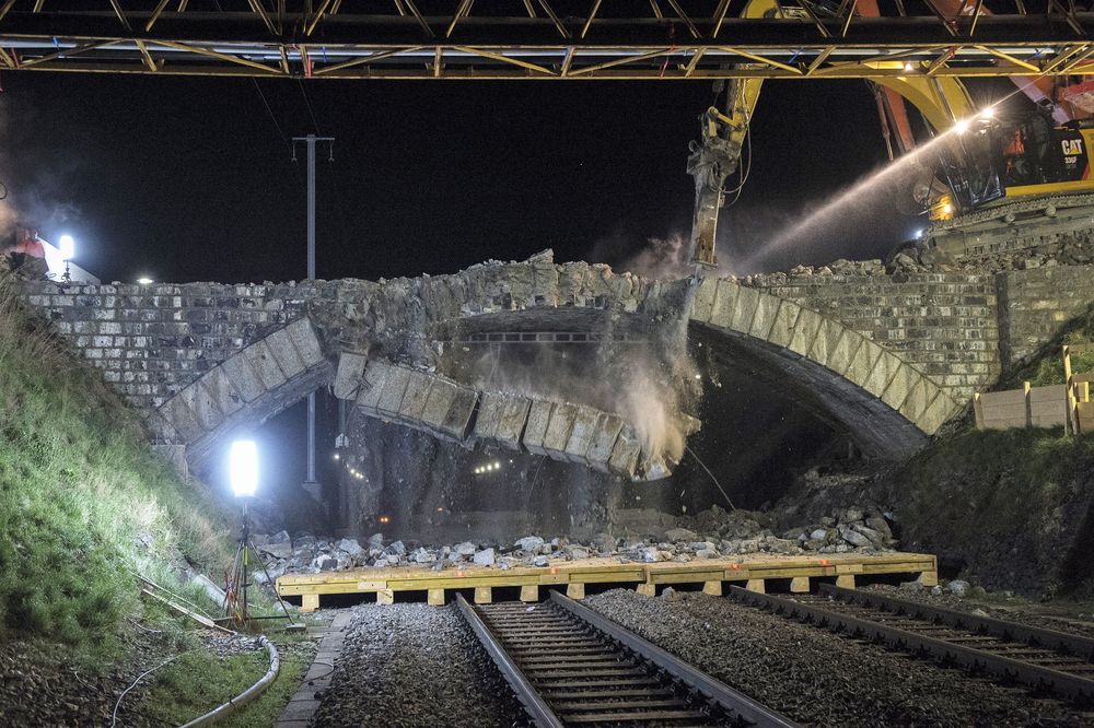 L'Etat du Valais va participer au volet routier de la reconstruction du pont CFF de Riddes, démoli dans la nuit du 2 avril dernier.