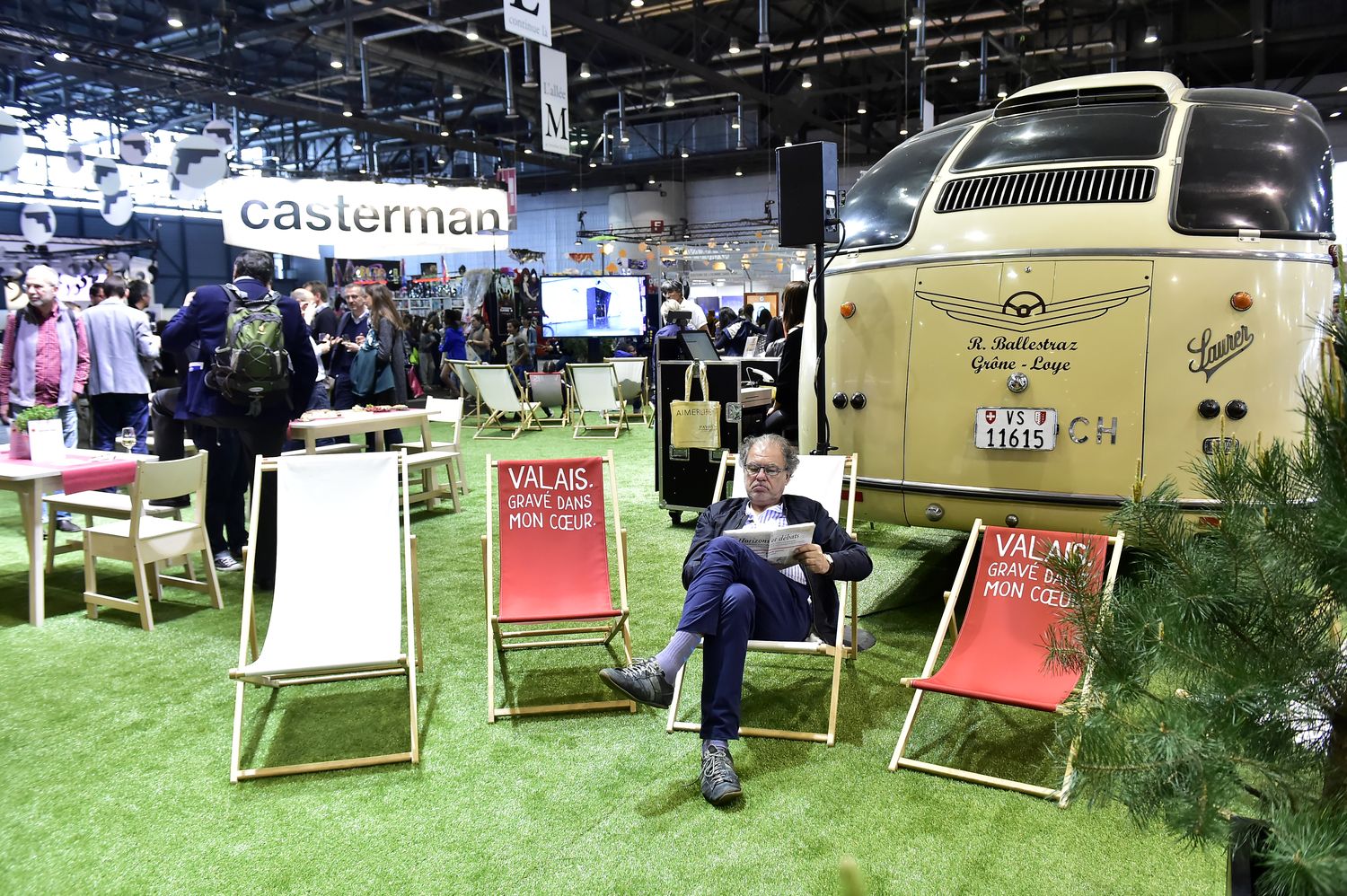 Sur le stand du Valais, le visiteur du Salon du livre de Genève pourrait bien se croire en vacances.