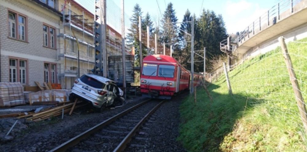 Après l'impact, le train a poussé l'auto devant lui.