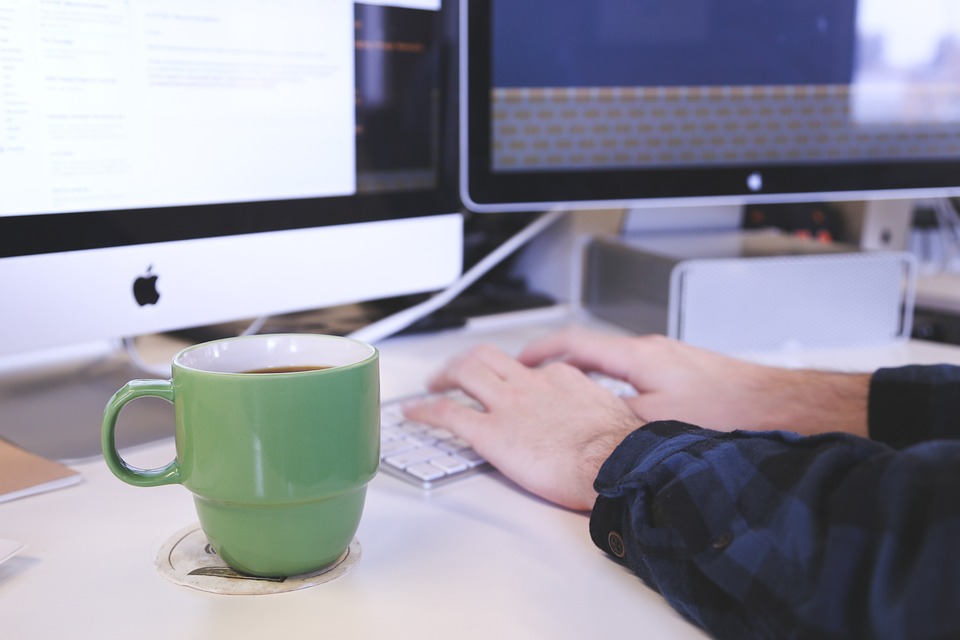 Boire son café à son poste de travail n'est pas vraiment une pause. Mieux vaut sortir prendre l'air ou se détendre entre collègues.