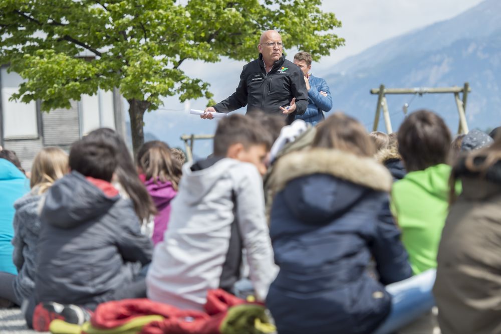 Philippe Girod, chef de l’Etat-major de conduite régionale, explique aux écoliers du centre scolaire des Bresses à Vétroz le pourquoi de la simulation, les risques encourus en cas de crues, et la marche à suivre.