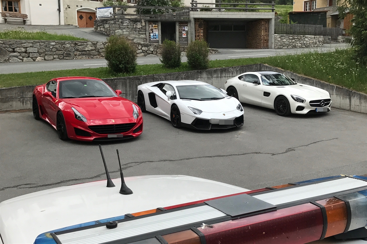 Les amateurs de vitesse, âgés de 20, 21 et 44 ans, avaient loué trois voitures de sport de luxe pour traverser la Suisse.
