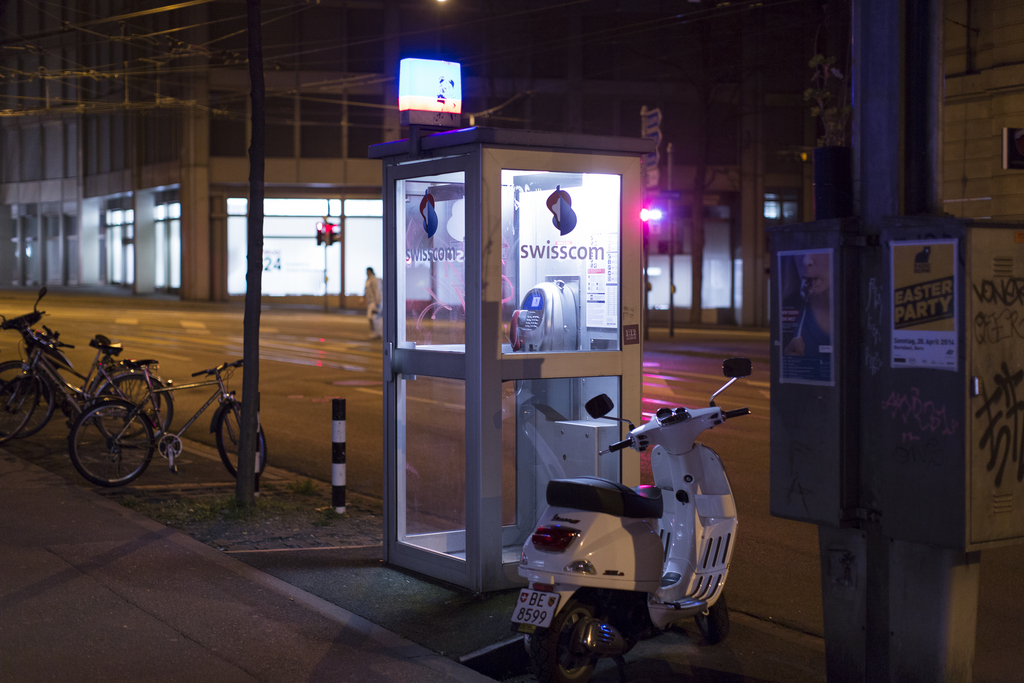 Le nombre de cabines téléphoniques fond à vue d'oeil. 880 communes suisses y ont déjà renoncé.