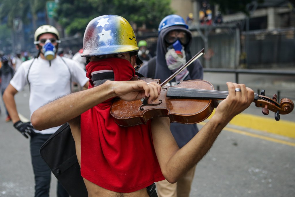 Le jeune homme a choisi la musique comme arme.