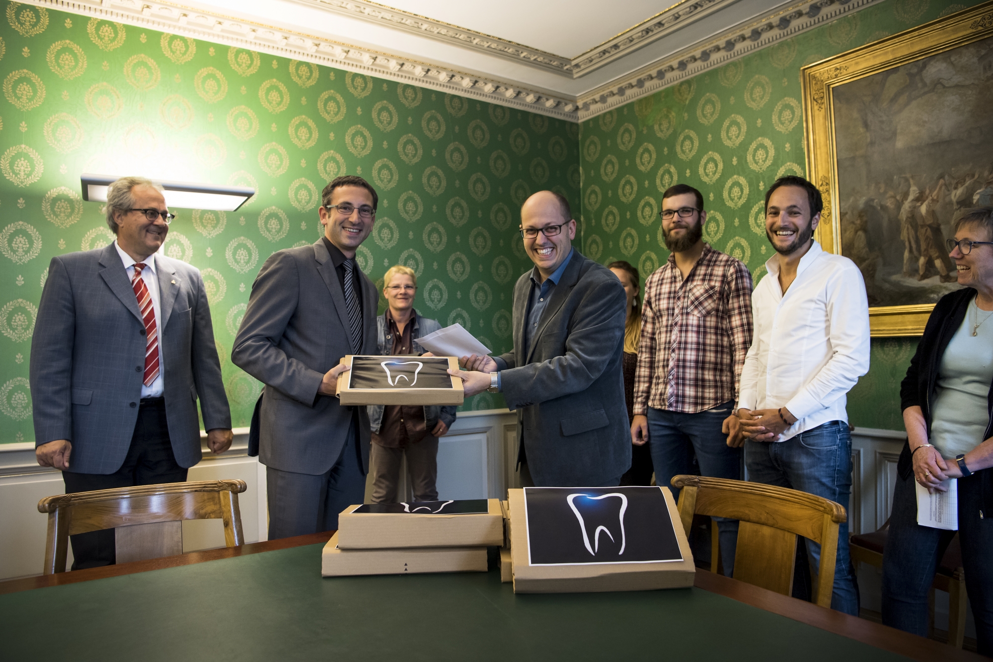 Les membres du Parti socialiste du Valais romand (PSVR) dont le conseiller national PS valaisan Mathias Reynard, déposent l'initiative cantonale pour une assurance dentaire en Valais auprès du Chancelier du canton du Valais Philipp Spoerri et du conseiller d'Etat valaisan Frédéric Favre 