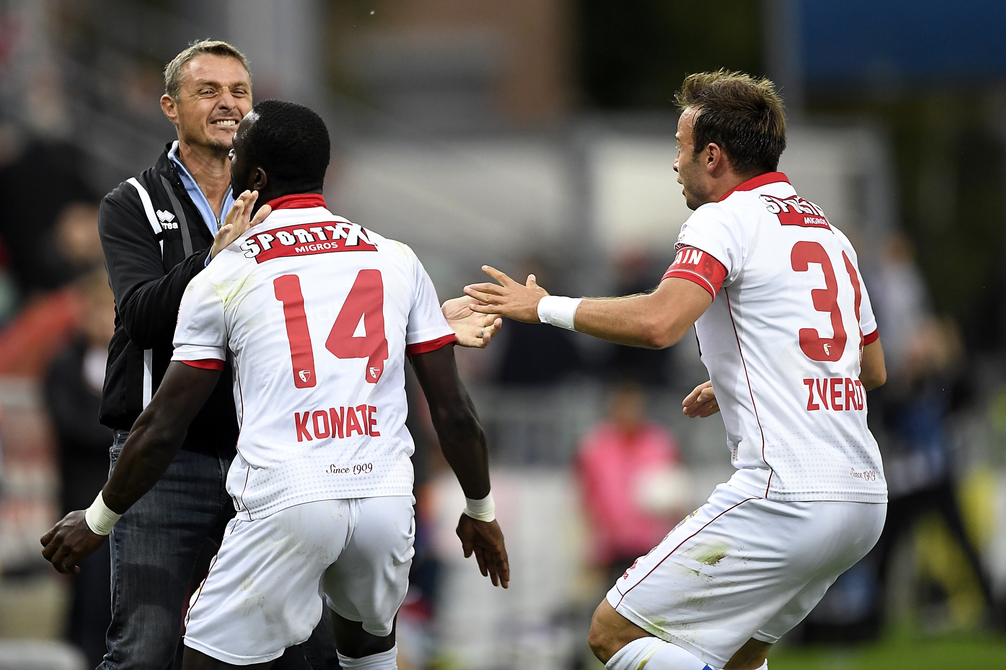 L'entraineur du FC Sion Sebastien Fournier, le joueur valaisan Moussa Konate qui vient de mettre un but et le joueur valaisan Elsad Zverotic celebrent leurs joie lors de la rencontre de football de Super League entre le FC Sion et le FC Lugano, ce samedi 13 mai 2017, au stade de Tourbillon a Sion. (KEYSTONE/Olivier Maire) SCHWEIZ FUSSBALL SION LUGANO