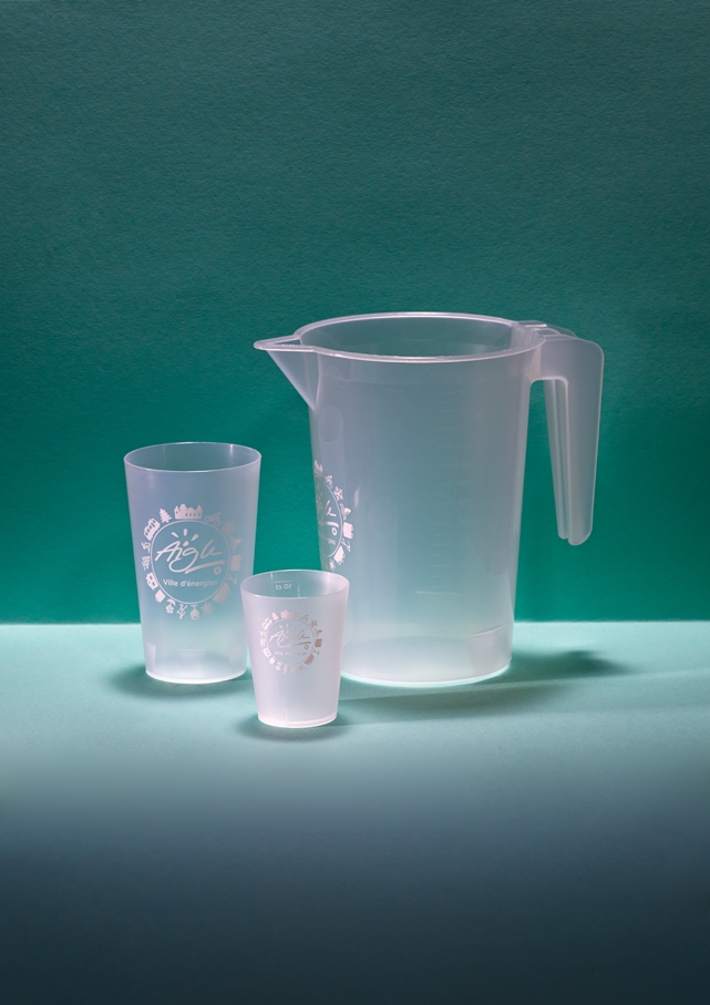 Des gobelets et des carafes en plastique sont disponibles. LDD