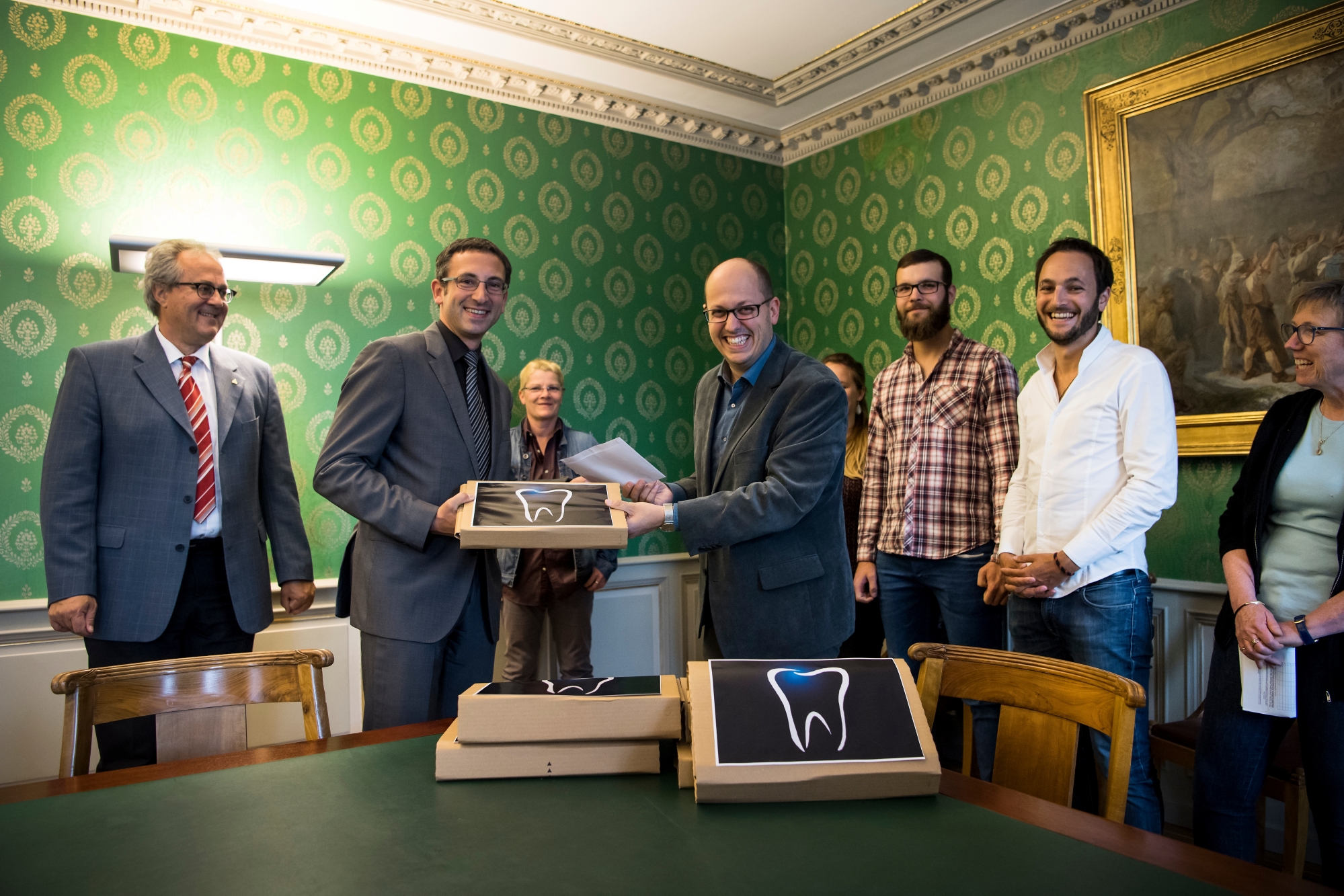 Les memebres du Parti socialiste du Valais romand (PSVR) dont le conseiller national PS valaisan Mathias Reynard, deposent l'initiative cantonale pour une assurance dentaire en Valais aupres du Chancelier du canton du Valais Philipp Spoerri et du Conseiller d'Etat valaisan Frederic Favre ce jeudi 18 mai 2017 a Sion. (KEYSTONE/Jean-Christophe Bott) SCHWEIZ WALLIS INITIATIVE ZAHNVERSICHERUNG