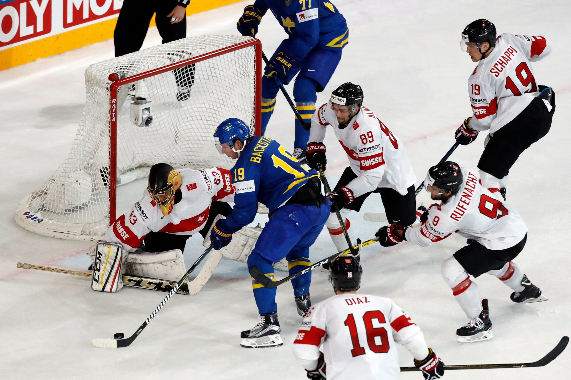 epa05972880 Nicklas Backstrom of Sweden in action against Leonardo Genoni of Switzerland (L) during the IIHF Ice Hockey World Championship 2017 quarter final game between Switzerland and Sweden in Paris, France, 18 May 2017.  EPA/ETIENNE LAURENThockey FRANCE ICE HOCKEY WORLD CHAMPIONSHIP 2017