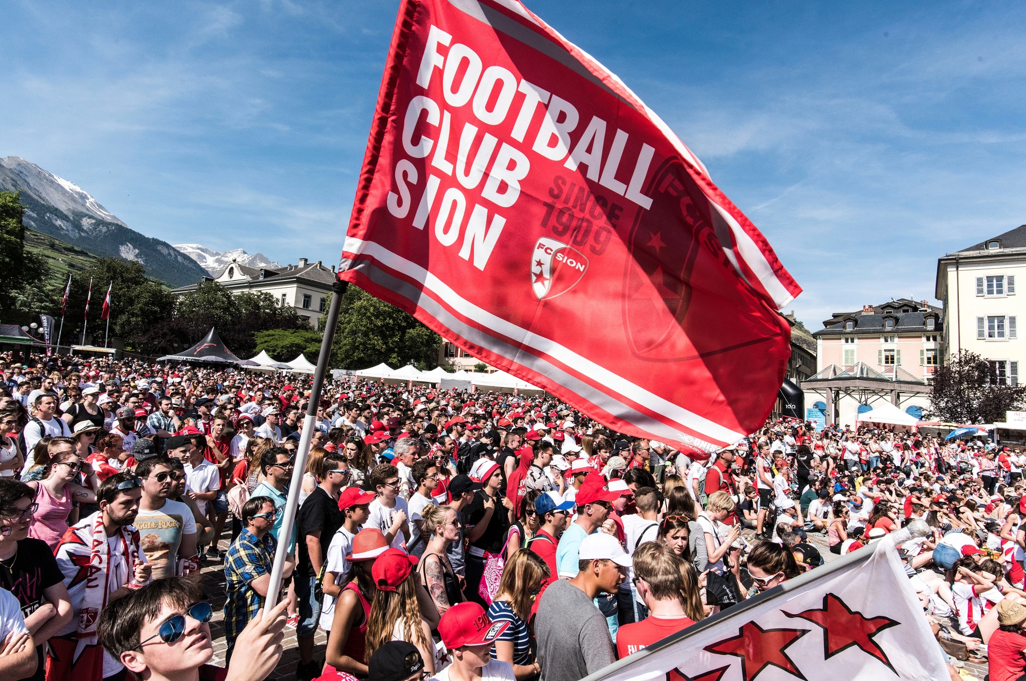 Sion, le 25. 05.2017. Le FC Sion dispute sa 14eme finale de Coupe de Suisse contre le FC Basel au Stade de Geneve. Un ecran geant a ete monte sur la place de la Planta a Sion pour permetrre a tous les fanbs de se rassembler pour suivre le match en direct.  (Le Nouvelliste/Christian HOFMANN) Finale de la Coupe de Suisse