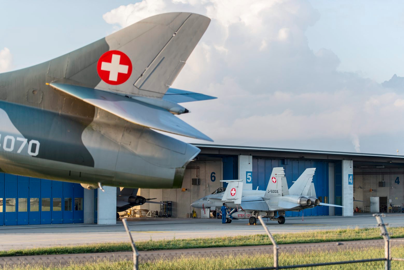 ZUR AUSSAGE VON VERTEIDIGUNGSMINISTER MAURER: DIE SCHWEIZ BRAUCHE 100 ZUSAETZLICHE STELLEN, STELLEN WIR IHNEN FOLGENDES BILDMATERIAL ZUR VERFUEGUNG --- Die Schweizer Luftwaffe soll künftig auch ausserhalb der Bürozeiten einsatzbereit sein. Dafür seien über 100 neue Stellen nötig, sagte Bundesrat Ueli Maurer. Bei der Flugzeugentführung vom Montag hätte die Luftwaffe allerdings auch nicht eingegriffen, wenn sie zum Zeitpunkt des Vorfalls verfügbar gewesen wäre. --- Ein F/A-18-Flugzeug wird fuer den Flug vorbereitet, aufgenommen am 20. August 2013 auf dem Militaerflugplatz Emmen der Luftwaffe der Schweizer Armee. (KEYSTONE/Christian Beutler) SCHWEIZ ARMEE PILOTEN SICHERHEIT