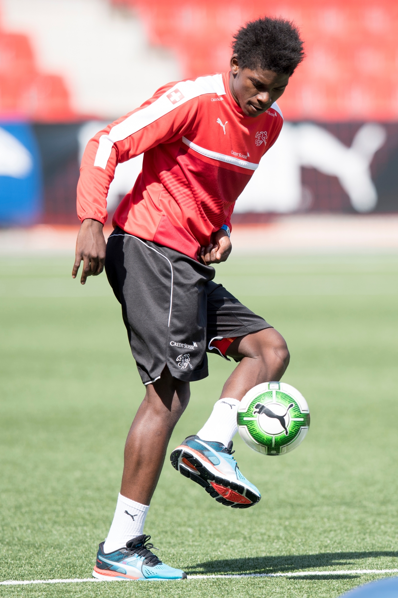 Swiss forward Breel Embolo plays the ball during a training during the Swiss soccer national team training session, at the Stadium Maladiere, in Neuchatel, Switzerland, Thursday, May 25, 2017. Switzerland will play Belarus on June 1st in Neuchatel for a friendly soccer match on the side line of the 2018 Fifa World Cup group B qualification. (KEYSTONE/Anthony Anex) SWITZERLAND SOCCER SWISS TEAM TRAINING