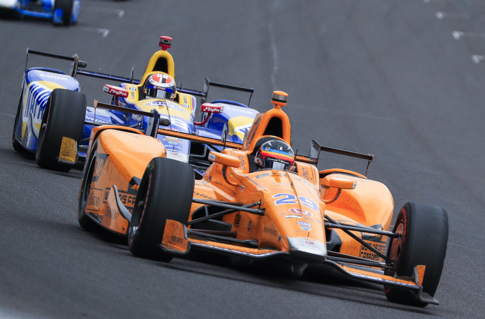 epa05996639 Spanish driver Fernando Alonso of Andretti Autosport (R) leads US driver Alexander Rossi of Andretti Autosport/Bryan Herta Autosport into turn one during the 101st running of the Indianapolis 500 auto race at the Indianapolis Motor Speedway in Indianapolis, Indiana, 28 May 2017. Alonso's car suffered engine failure with 21 laps to go.  EPA/TANNEN MAURY USA MOTOR RACING INDIANAPOLIS 500