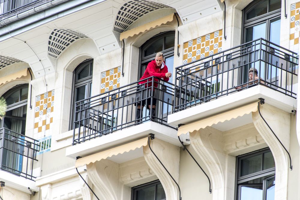 Reto Ziegler profite des balcons du palace lausannois et de la vue sur le lac Léman.