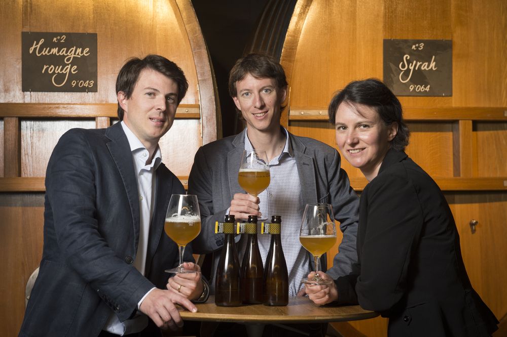  Phiippe, Frédéric et Véronique Rouvinez dégustent l'Echappée, une bière qui fait partie des 4 nouveautés lancées à l'occasion des 70 ans des Domaines Rouvinez.