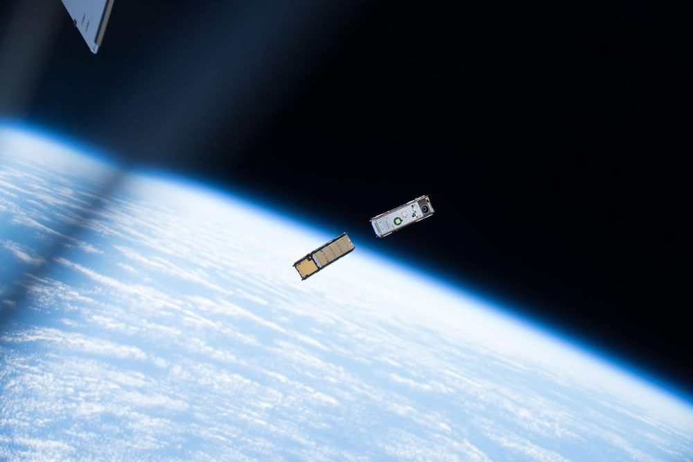 Des "CubeSats" venant d'être expulsés.