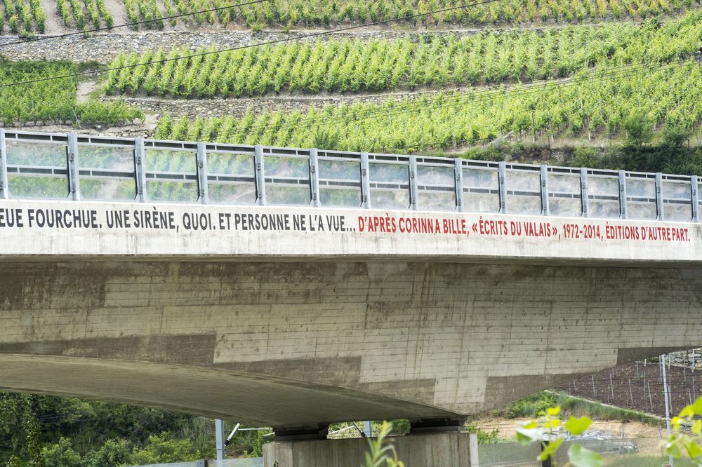 Une phrase de Corinna Bille est apparue sur le pont de Granges. 