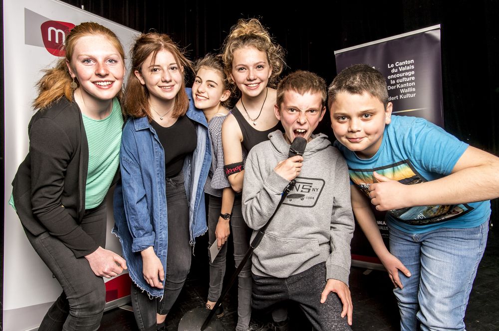 Les lauréats du concours cantonal de slam "Les mots sans chaînes". De gauche à droite: pour les 11 CO Lydia Lequint, de Liddes (1ère), et Patrizia Granziero, de Crans-Montana (2e), pour les 10 CO Inès Favre, de Savièse (1ère), et Moïra Huggler, du CO de Monthey (2e), et pour les 9 CO Luc Bruchez, de Savièse (1er, lauréat du Grand prix), et Merion Agushi, du CO Goubing (2e).