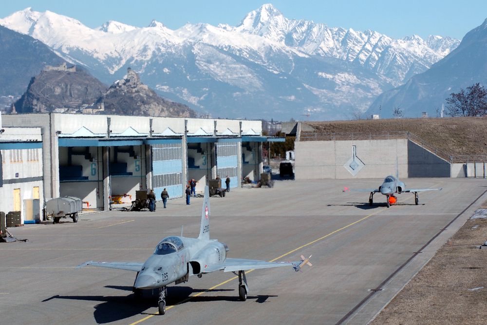 Des Tiger F5 sur le tarmac de l'a?roport de Sion.