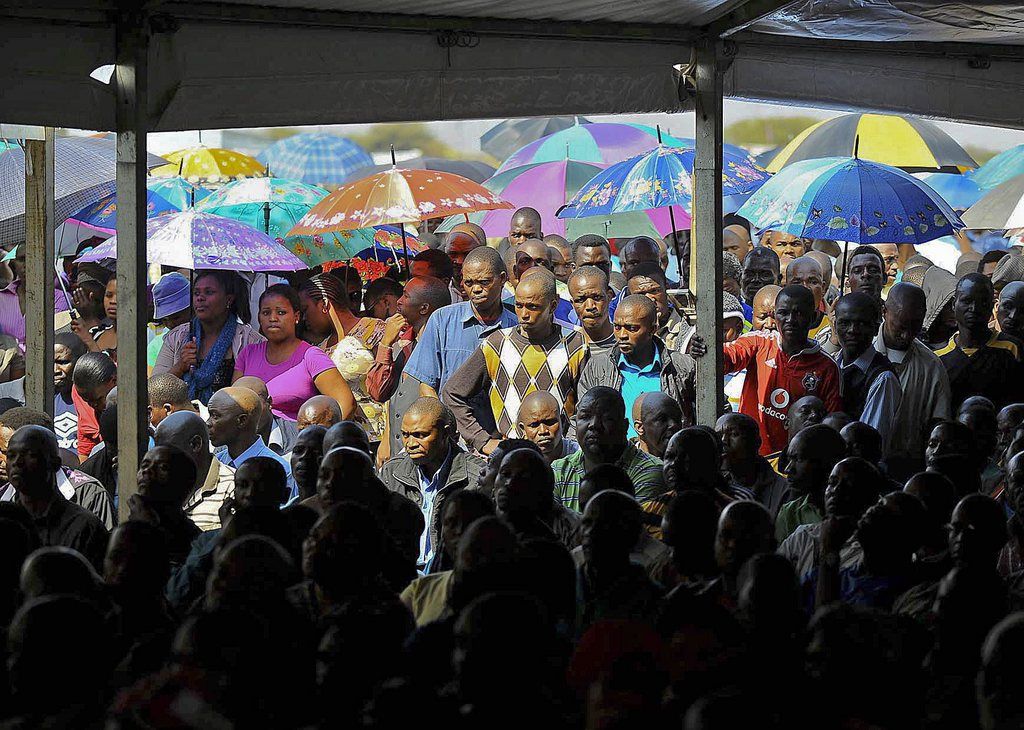 De nombreuses personnes ont soutenu les proches de victimes du massacre de Marikana, en Afrique du Sud. 
