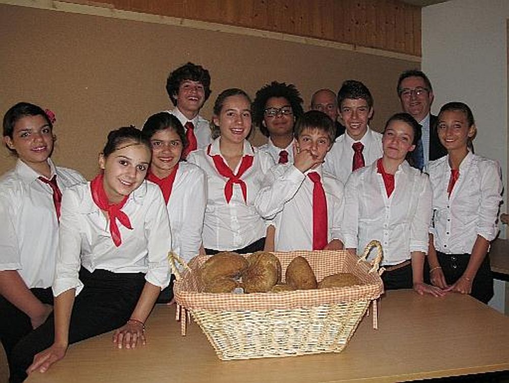 Ces élèves de 2e année du CO Ste-Jeanne-Antide de Martigny se confrontent cette semaine aux métiers de la restauration, tant en cuisine qu'au service. 