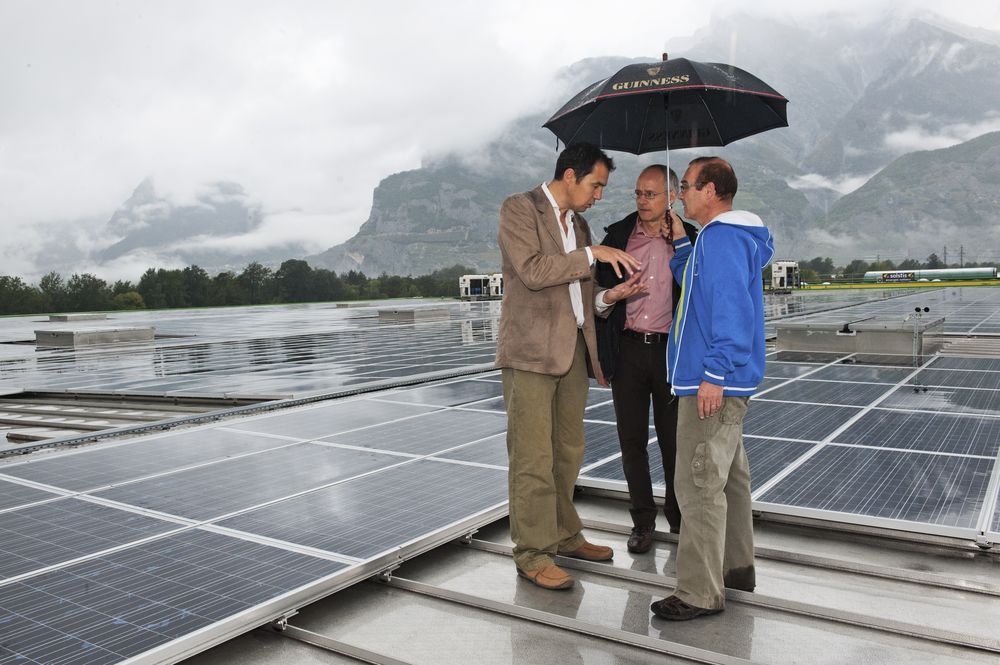 Jacques Bonvin (Solstis), Olivier Cordey (Biofruits) et Georges Darbellay (ESR) sur le toit de Biofruits SA à Vétroz, au millieu d'un parc de 8000m2 de panneaux solaires.