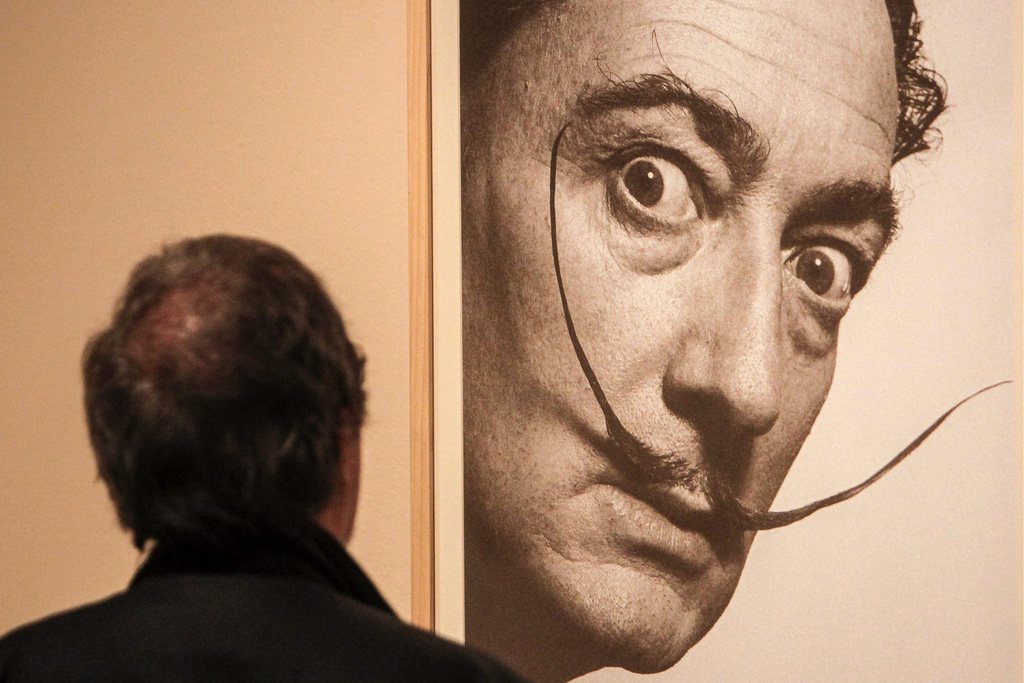 L'artiste catalan Salvador Dali, grand nom du surréalisme, est mort à 84 ans le 24 janvier 1989 dans un hôpital de Figueras (Catalogne).