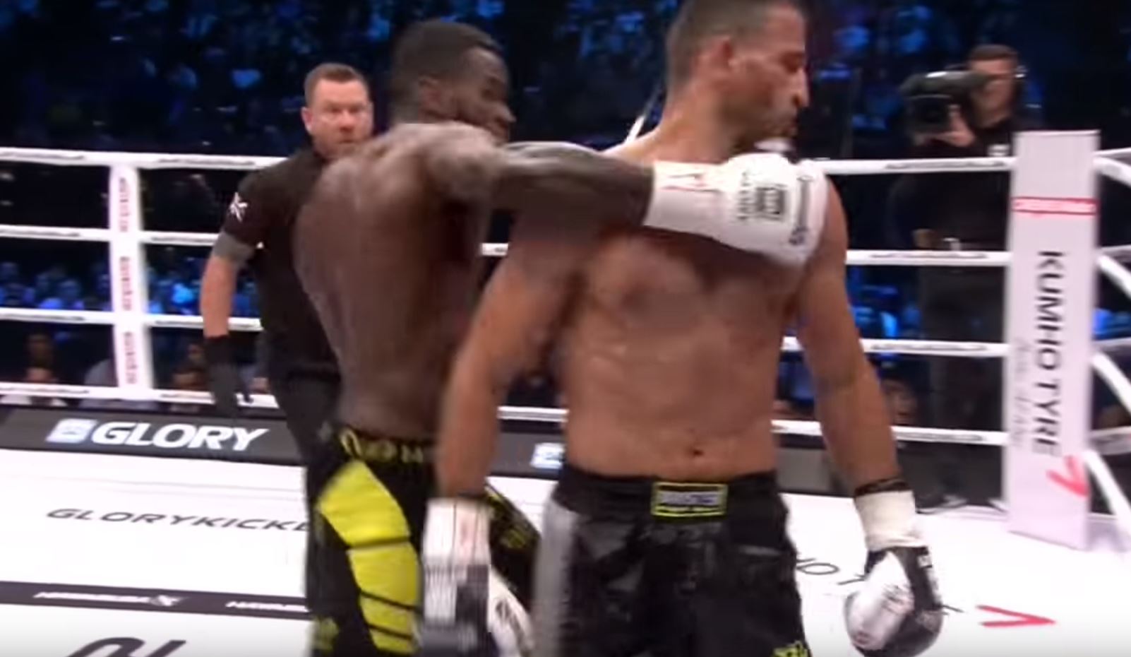 Le kick boxer a frappé son adversaire qui s'éloignait de dos.