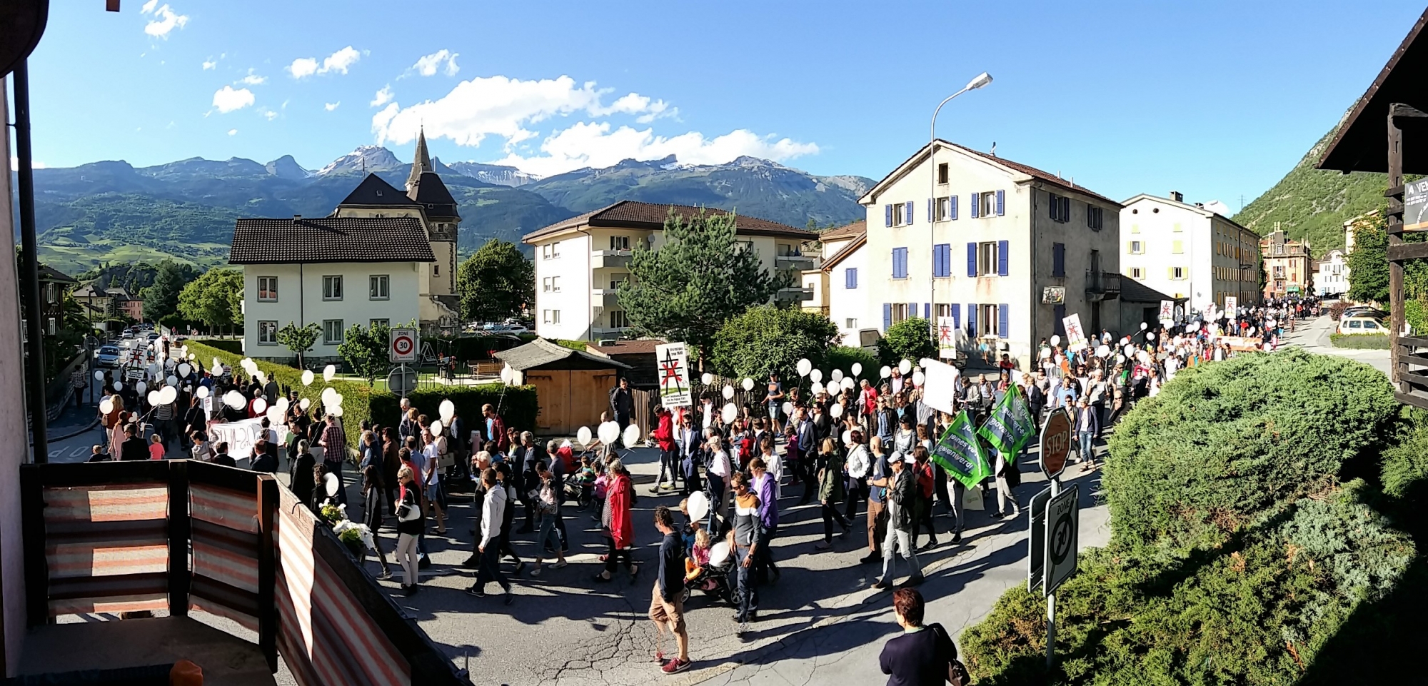 Manifestation à Chippis contre la variante aérienne des lignes à très haute tension.