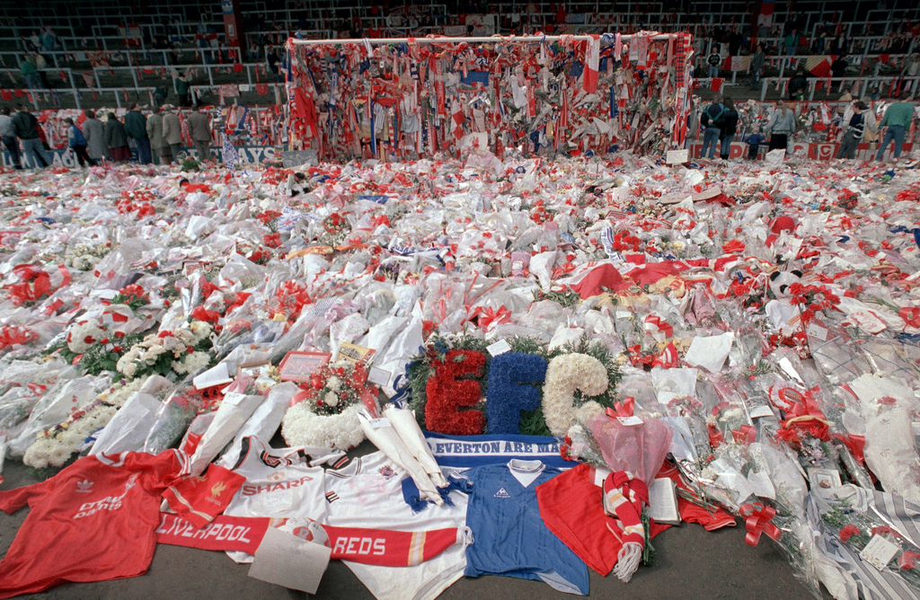 La tragédie est survenue le 15 avril 1989, au cours de la demi-finale de la Coupe d'Angleterre entre Liverpool et Nottingham Forest dans le stade de Hillsborough. Un mouvement de foule avait entraîné la mort de 96 personnes.