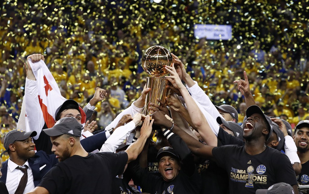 Les Golden State Warriors savourent leur titre à domicile.