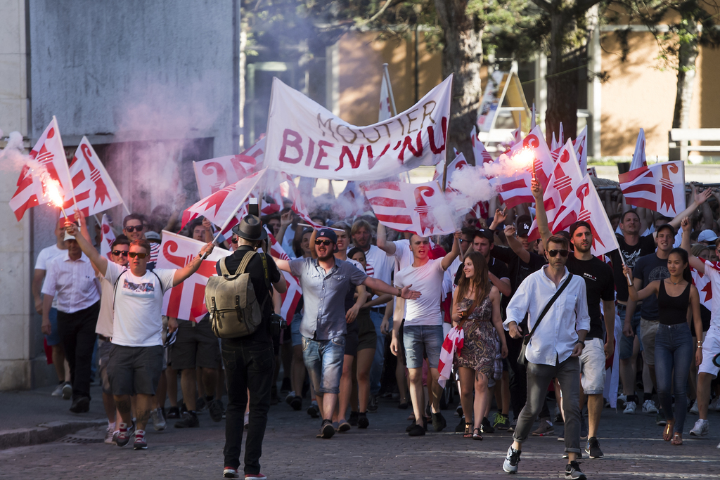 Les militants pro-jurassiens fêtent la victoire du "Oui" en marchant lors d'un cortège à Moutier.