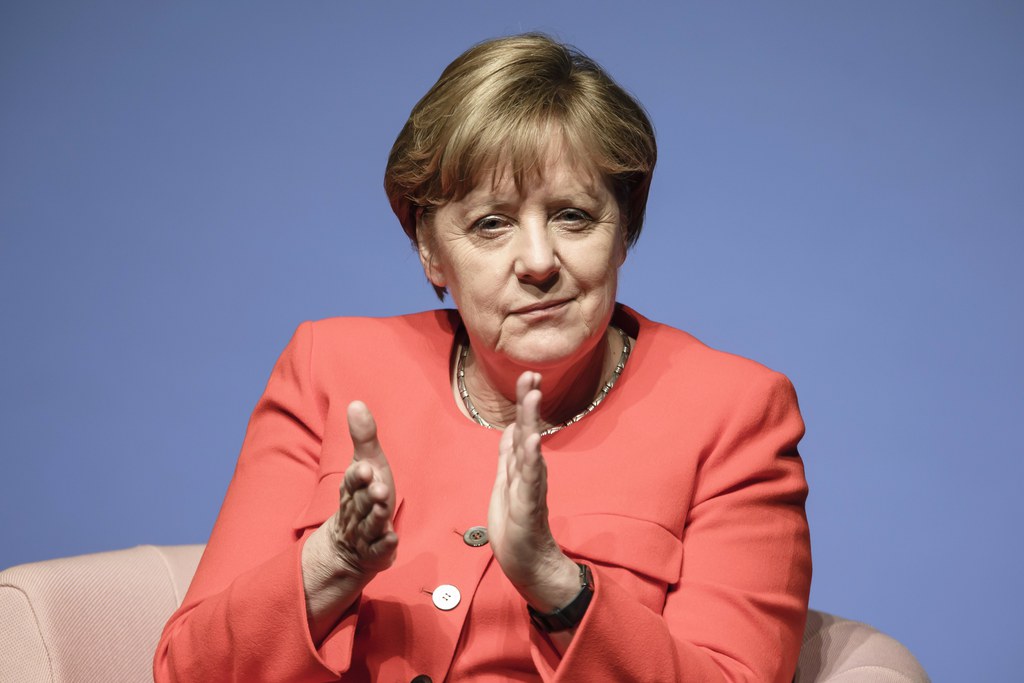 "Je souhaite orienter la discussion dans une direction qui relève de la décision de conscience, plutôt que de vouloir imposer quoi que ce soit", a déclaré lundi Angela Merkel.