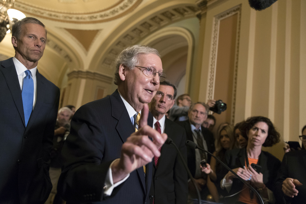 "Nous allons continuer à discuter au sein du groupe pour résoudre nos différends. Par conséquent, nous n'examinerons pas la proposition de loi cette semaine", a annoncé le chef de la majorité sénatoriale, Mitch McConnell.