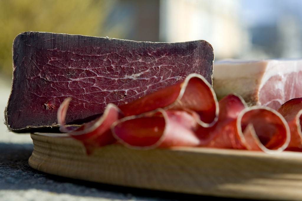 Les résidents secondaires peuvent acheter des produits du terroir valaisan, comme de la viande séchée, avec les bons offerts par l'Etat du Valais.