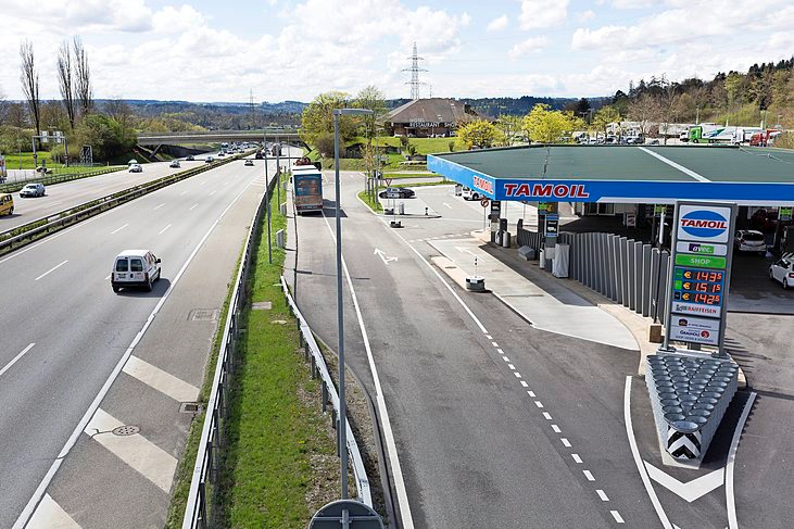 ARCHIVBILD ZUM ENTSCHEID DES NATIONALRATES, DEN VERKAUF VON ALKOHOL AUF AUTOBAHNRASTSTAETTEN ZU ERLAUBEN, AM DIENSTAG, 13. JUNI 2017 - Grauholz Tank- und Rastaette auf der Autobahn A1 bei Bern zwischen Bern und Zuerich, aufgenommen am 14. April 2016. (KEYSTONE/Gaetan Bally) SCHWEIZ AUTOBAHN TANKSTELLE