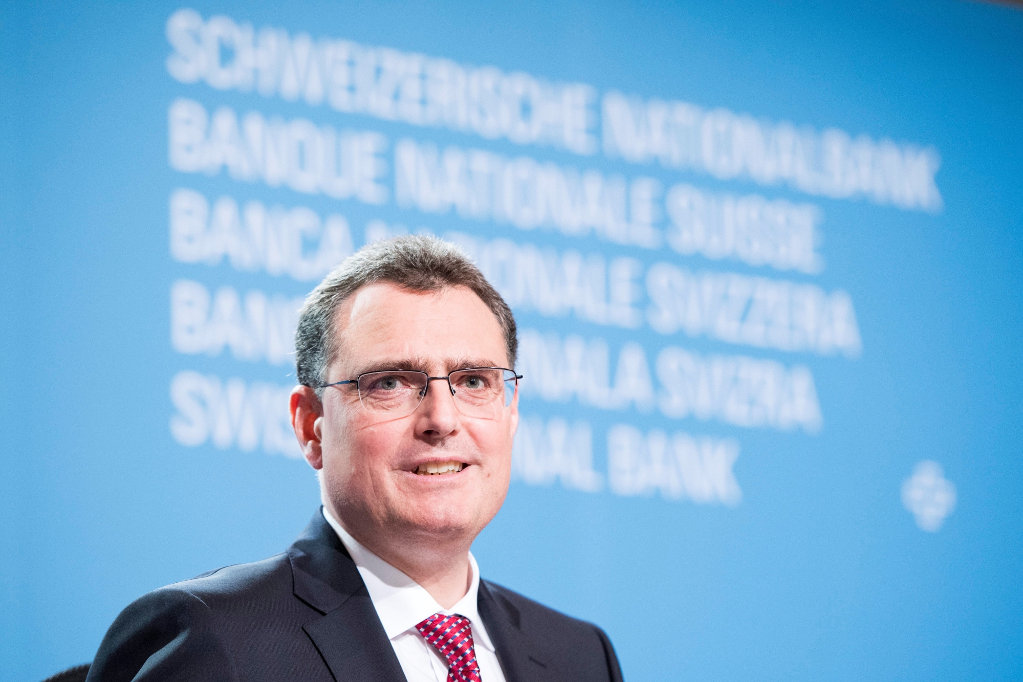 Thomas Jordan, Praesident der Schweizerischen Nationalbank SNB, spricht wahrend an einer Medienkonferenz ueber der Schweizerischen Nationalbank, am Donnerstag, 15. Juni 2017 in Bern. Themen des Mediengespraechs sind die Geldpolitische Lagebeurteilung der Nationalbank zur Jahresmitte, der Bericht zur Finanzstabilitaet 2017 und die Entwicklung an den Devisen- und Finanzmaerkten.(KEYSTONE/Anthony Anex) SCHWEIZ MK SNB GELDPOLITIK