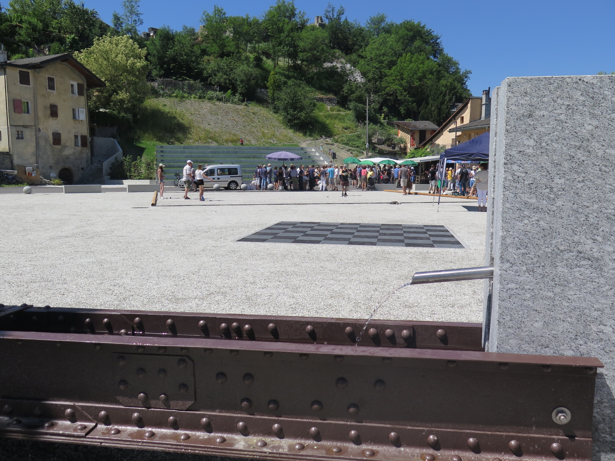 La nouvelle place de Glarey, sa fontaine, des pistes de pétanque et ses gradins.