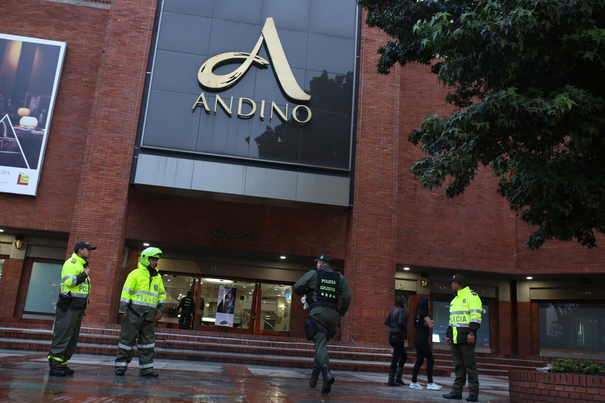 A member of the police bomb squad rushes to the Centro Andino shopping mall in Bogota, Colombia, Saturday, June 17, 2017. An explosion rocked the mall, one of the busiest in Colombia's capital, killing at least one woman and injuring 11 people, authorities said. (AP Photo/Ricardo Mazalan) Colombia Explosion