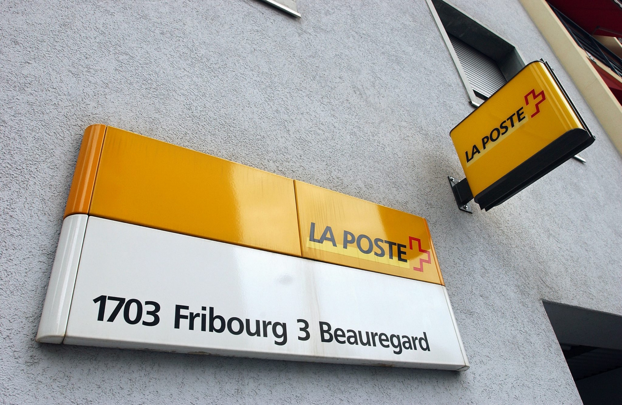 Menée par La Poste, une étude recommande le maintien de six des neuf offices de la ville. Un groupe de travail composé notamment de représentants de la ville et des associations de quartier livrera le projet final.
Voici l'office postal du Beauregard.

Photo Lib./ Vincent MURITH, Fribourg, 20.08.2003 L'office postal du Beauregard