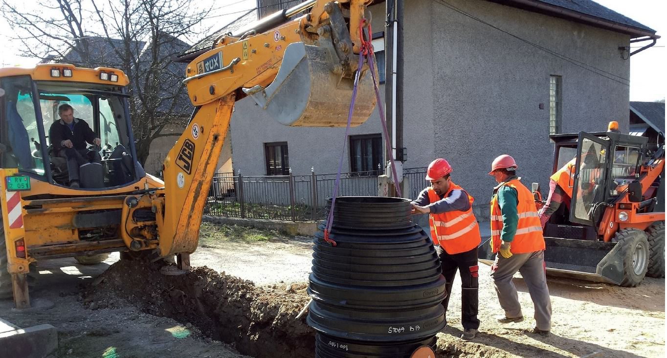 In der Slowakei sind nur etwa 65 Prozent der Bevoelkerung an ein Kanalisationsnetz angeschlossen. Gesamthaft wurden mit dem Erweiterungsbeitrag in sechs Projekten rund 90 Kilometer Kanalisationsnetz neu gebaut oder modernisiert. Rund 10'000 Einwohner von acht Gemeinden kˆnnen sich dank dem Erweiterungsbeitrag nach und nach an das neue Kanalisationssystem anschliessen. (PPR/SECO) ERWEITERUNGSBEITRAG SLOWAKEI UMWELT SCHUETZEN