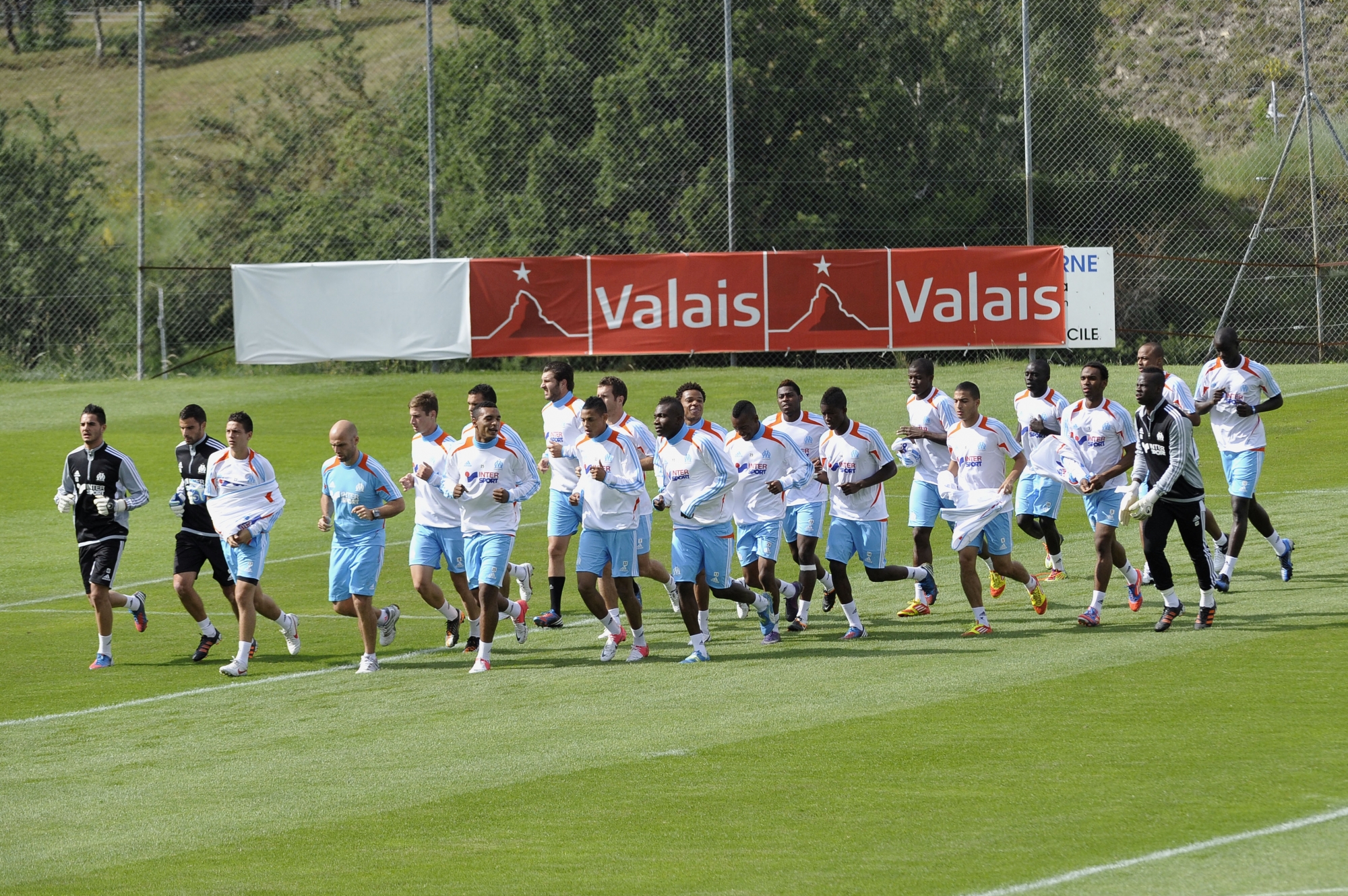 Lens le, 5 juillet 2012:

L'Olympique de Marseille, l'équipe la plus populaire de l'Hexagone, est en camp depuis mercredi sur le Haut-Plateau. Les Phocéens, qui s'entraînent à Lens, profiteront du calme du Valais jusqu'au 13 juillet. Un match de gala est agendé dimanche soir contre le FC Sion (20 h 10) à Tourbillon.



Sacha Bittel/Le Nouvelliste Olympique de Marseille à Lens